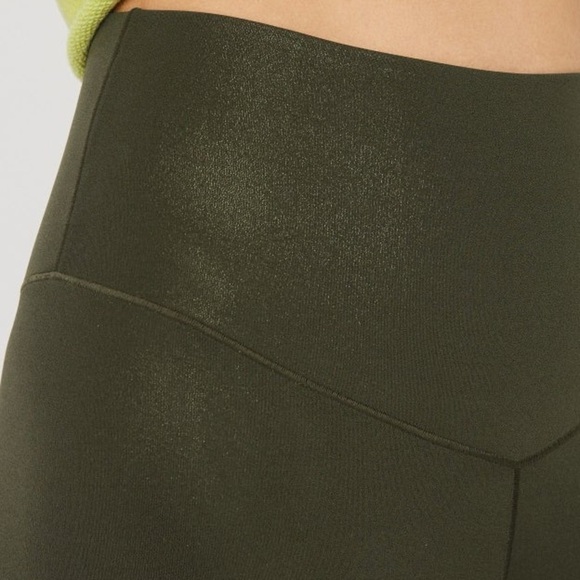 OFFLINE BY AERIE REAL ME LIQUID SHINE CROPPED LEGGING - Picture 2 of 8